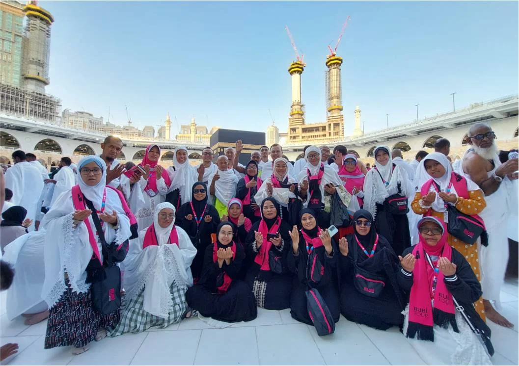 Jamaah umroh Rubi Tour di depan Ka'bah