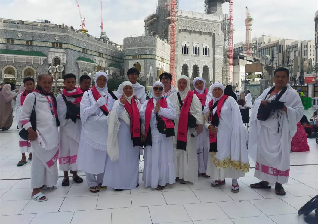 Foto bersama jamaah umroh di Madinah